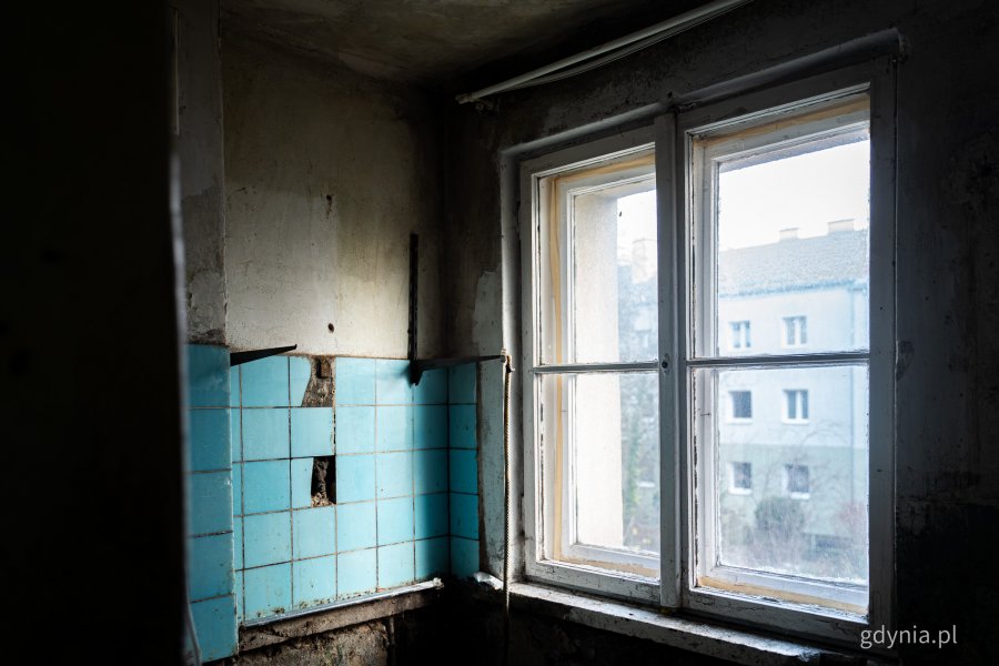 Wnętrze jednego z mieszkań komunalnych w Gdyni, które wymaga remontu i zostanie uwzględnione w programie (fot. Kamil Złoch)