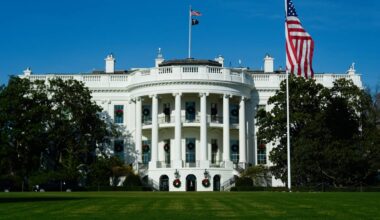 Biały Dom w Waszyngtonie z flagą amerykańską