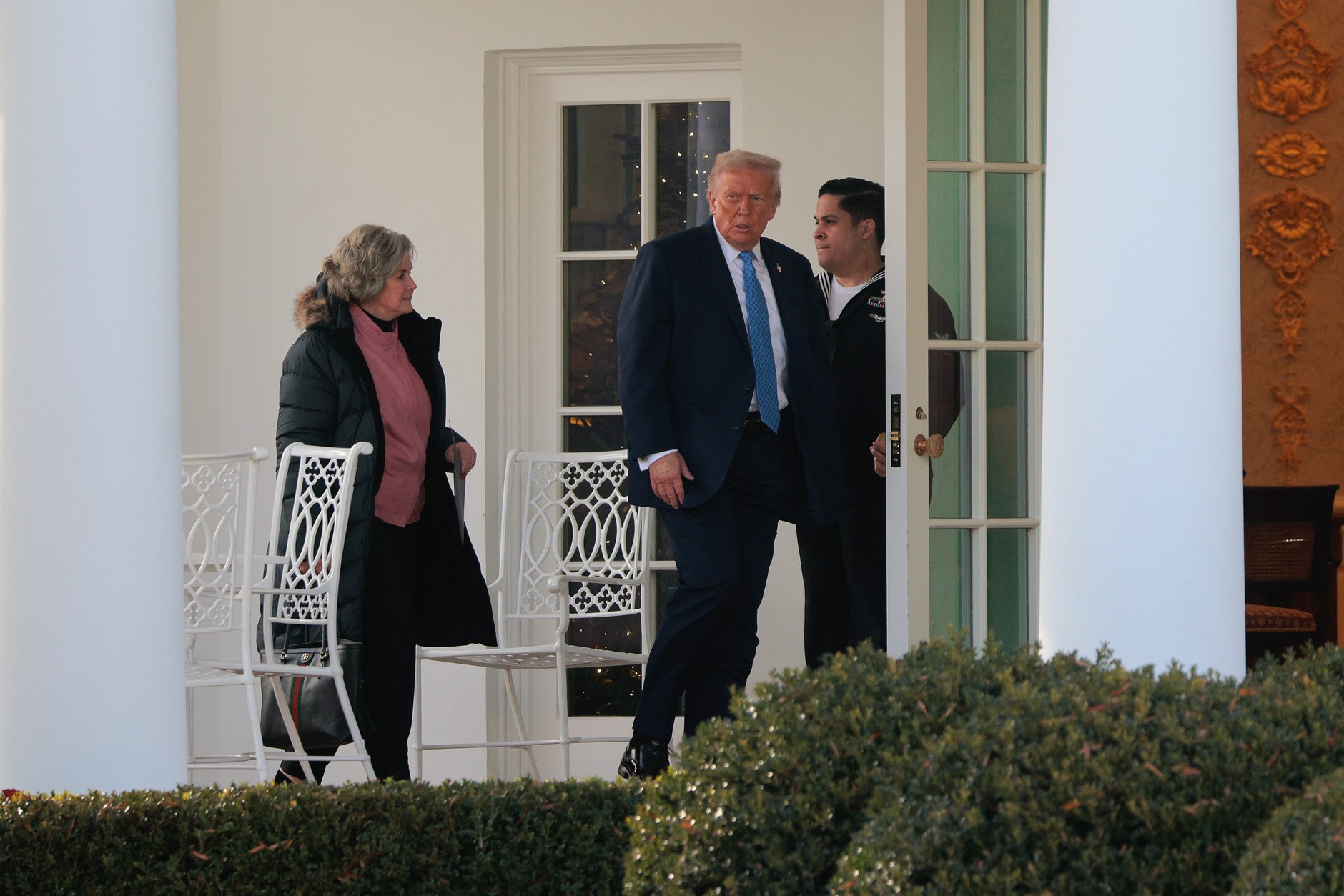 Donald Trump (w środku) przed Białym Domem, w dniu podpisania “Porozumień Waszyngtońskich”, 4 grudnia 2025 r.