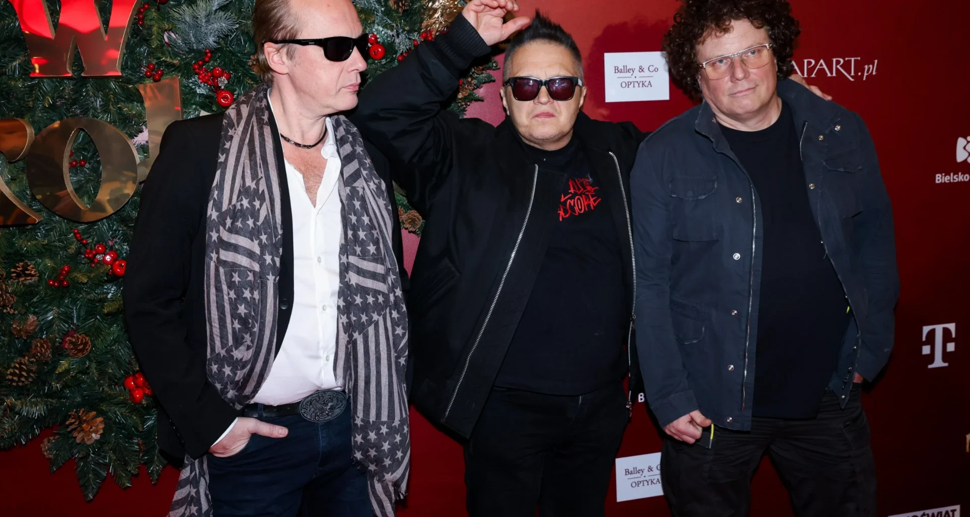 Członkowie zespołu T. Love: Muniek Staszczyk (C), Sidney Polak (P) i Jan Benedek