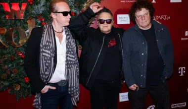 Członkowie zespołu T. Love: Muniek Staszczyk (C), Sidney Polak (P) i Jan Benedek