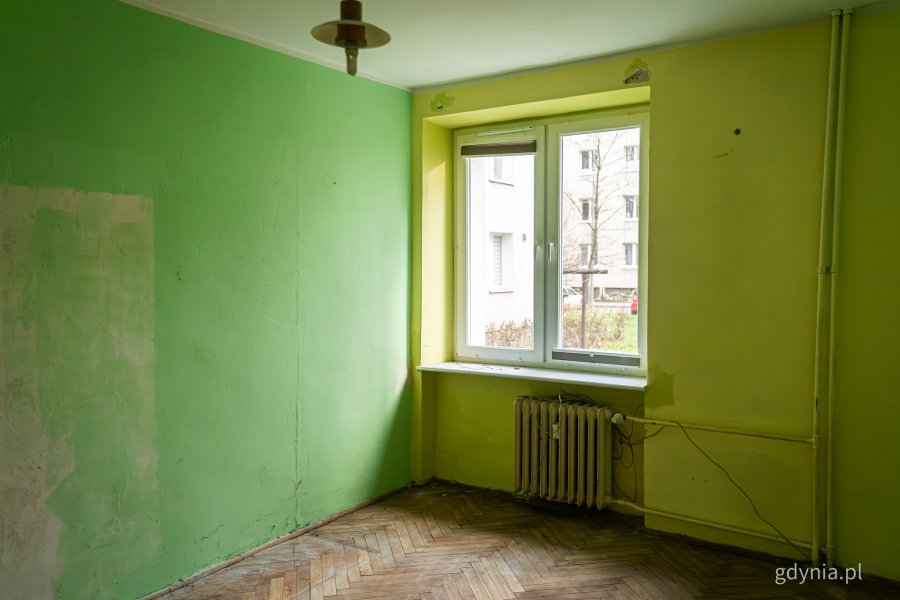Wnętrze jednego z mieszkań komunalnych w Gdyni, które wymaga remontu i zostanie uwzględnione w programie (fot. Kamil Złoch)