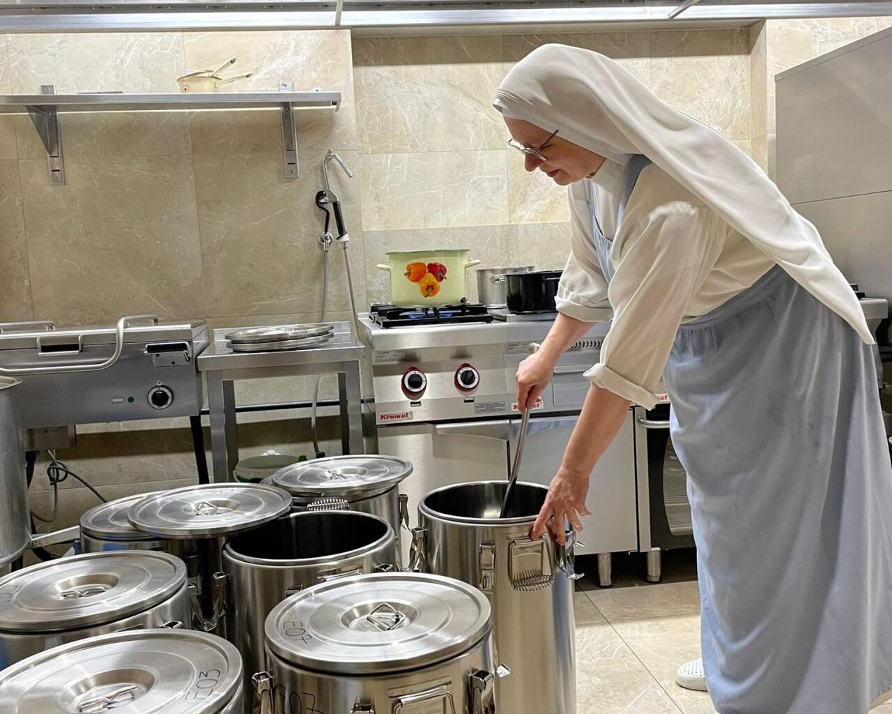 Trwają wielkie przygotowania do Wigilii Caritas. Karpie już usmażone, ciasta są gotowe i dochodzi barszcz