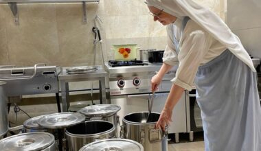 Trwają wielkie przygotowania do Wigilii Caritas. Karpie już usmażone, ciasta są gotowe i dochodzi barszcz