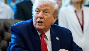 Prezydent Ukrainy Wołodymyr Zełenski (L) i prezydent USA Donald Trump podczas spotkania dotyczącego planu pokojowego, Miami, Floryda, USA, 28 grudnia 2025 r.