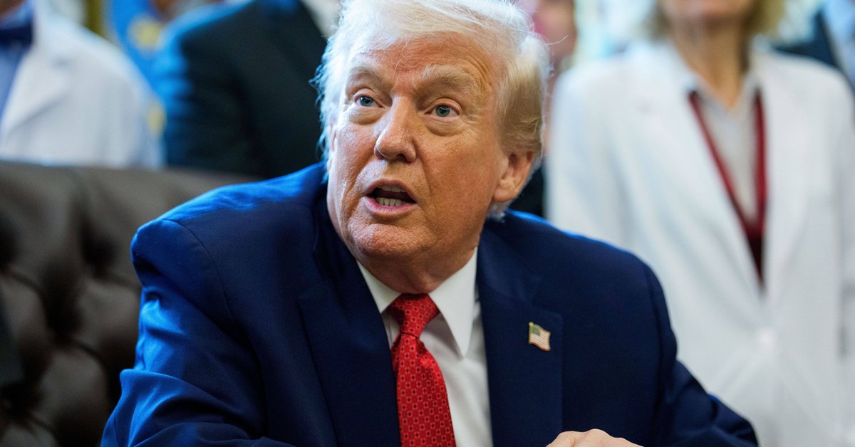 Prezydent Ukrainy Wołodymyr Zełenski (L) i prezydent USA Donald Trump podczas spotkania dotyczącego planu pokojowego, Miami, Floryda, USA, 28 grudnia 2025 r.