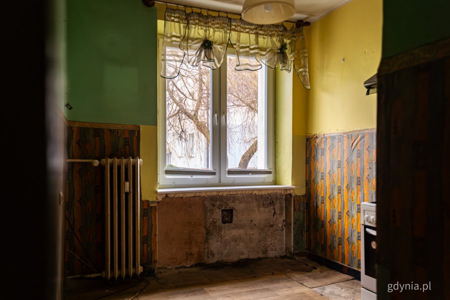Wnętrze jednego z mieszkań komunalnych w Gdyni, które wymaga remontu i zostanie uwzględnione w programie (fot. Kamil Złoch)