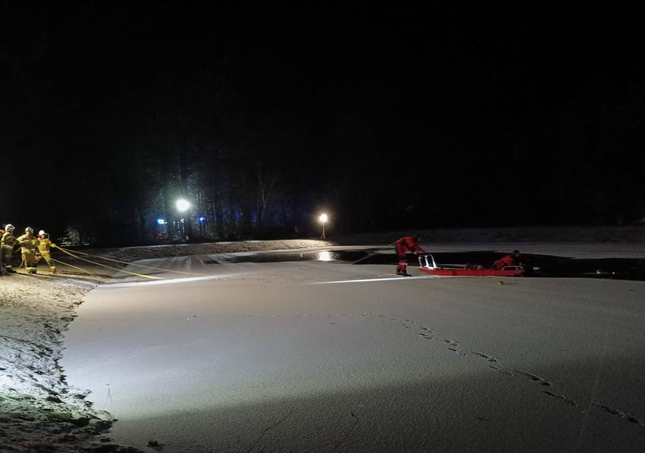 Załamał się lód pod kobietą i dzieckiem. "Trwa reanimacja"