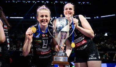 Dwie siatkarki Imoco Volley Conegliano, uśmiechnięte, trzymają puchary i medale.