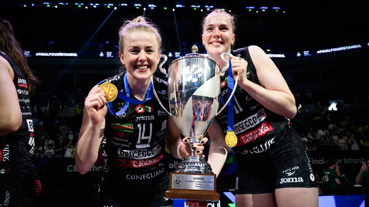 Dwie siatkarki Imoco Volley Conegliano, uśmiechnięte, trzymają puchary i medale.