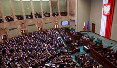 Nowy sondaż. PiS znowu traci, duży wzrost dla partii Grzegorza Brauna