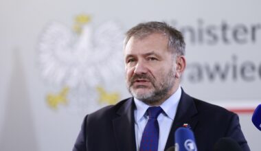 Waldemar Żurek reaguje na opóźnienia. Refundacje zamiast nowych umów