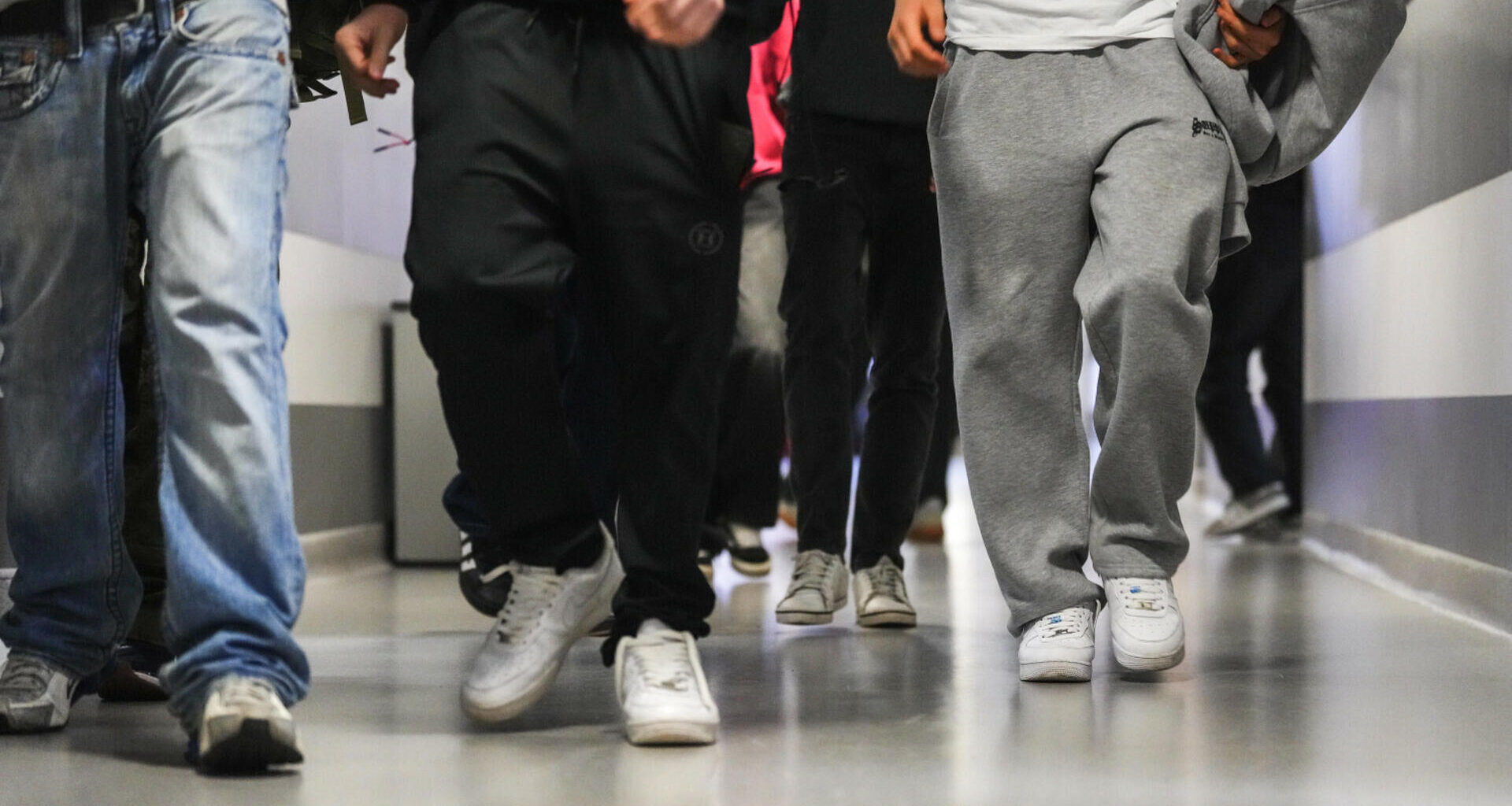 Alkohol, przemoc i całowanie w usta. Dyrektor z Puław odpiera zarzuty