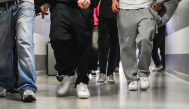 Alkohol, przemoc i całowanie w usta. Dyrektor z Puław odpiera zarzuty