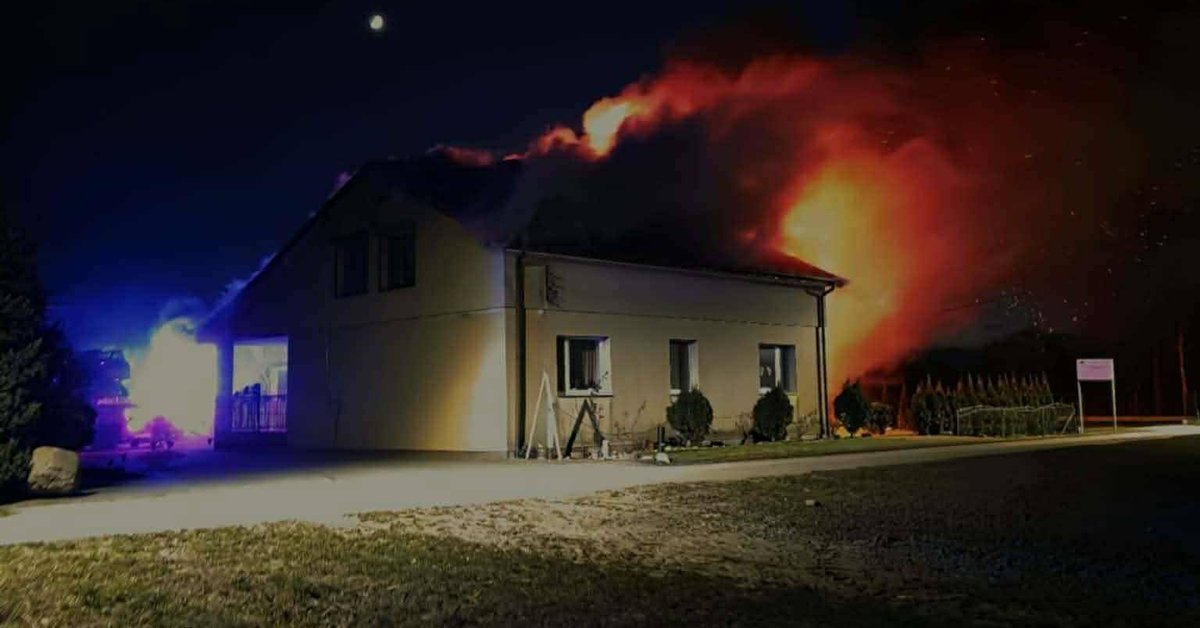 Pożar domu jednorodzinnego w Wielkopolsce. Wielu strażaków w akcji - Onet