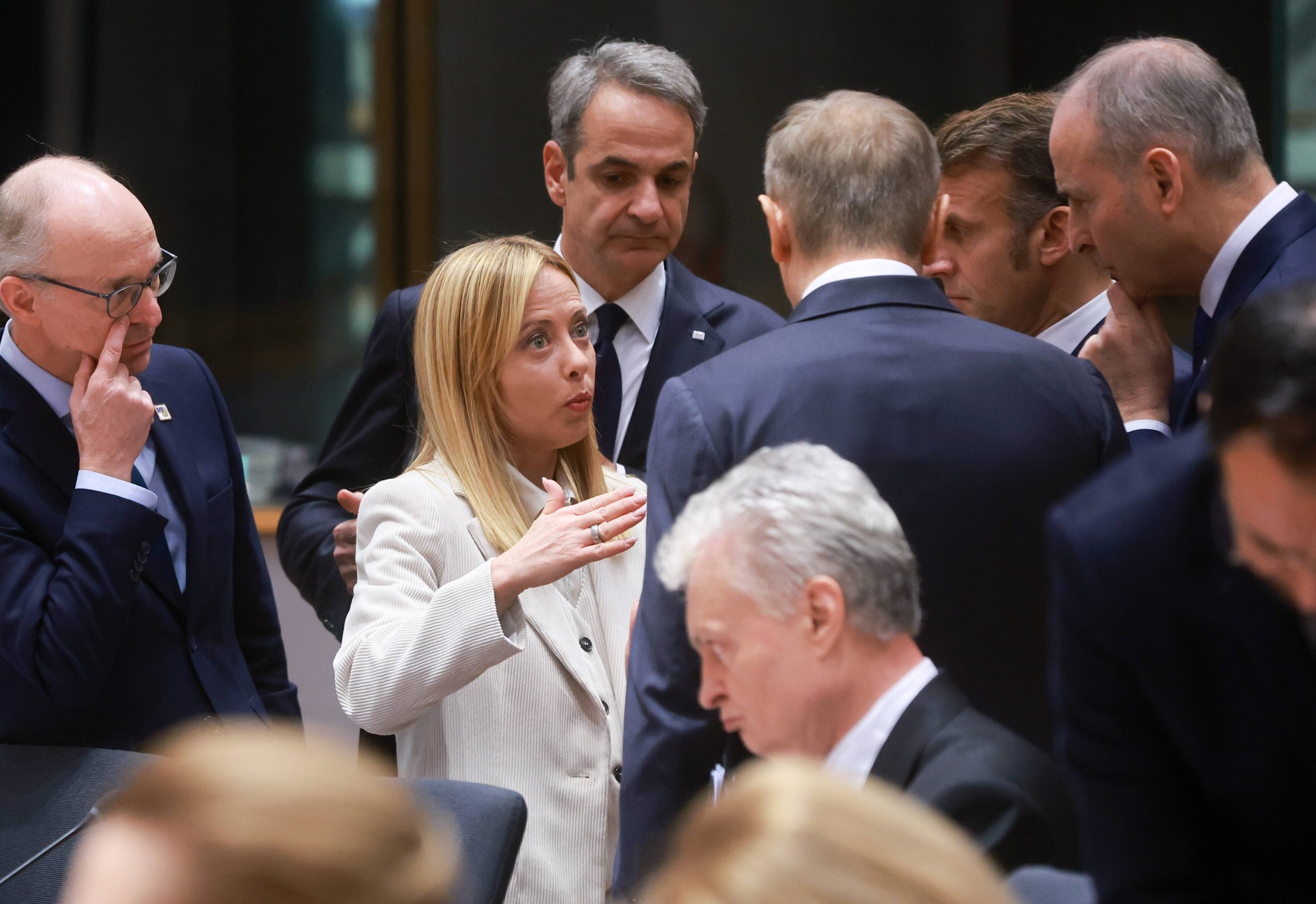 Od lewej: premier Luksemburga Luc Frieden, premier Włoch Giorgia Meloni, premier Grecji Kyriakos Mitsotakis, premier Polski Donald Tusk, prezydent Francji Emmanuel Macron i premier Irlandii Micheal Martin podczas szczytu Rady UE w Brukseli, Belgia, 18 grudnia 2025 r.