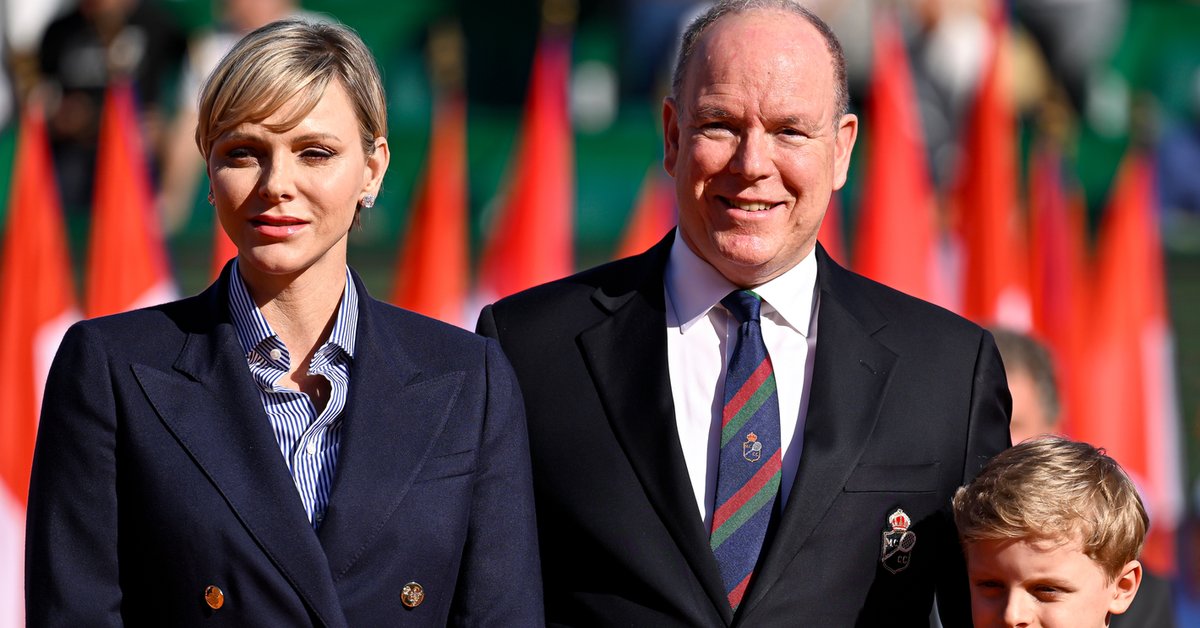 "Najsmutniejsza księżna świata" na zdjęciu z rodziną. Bliźniaki rosną jak na drożdżach