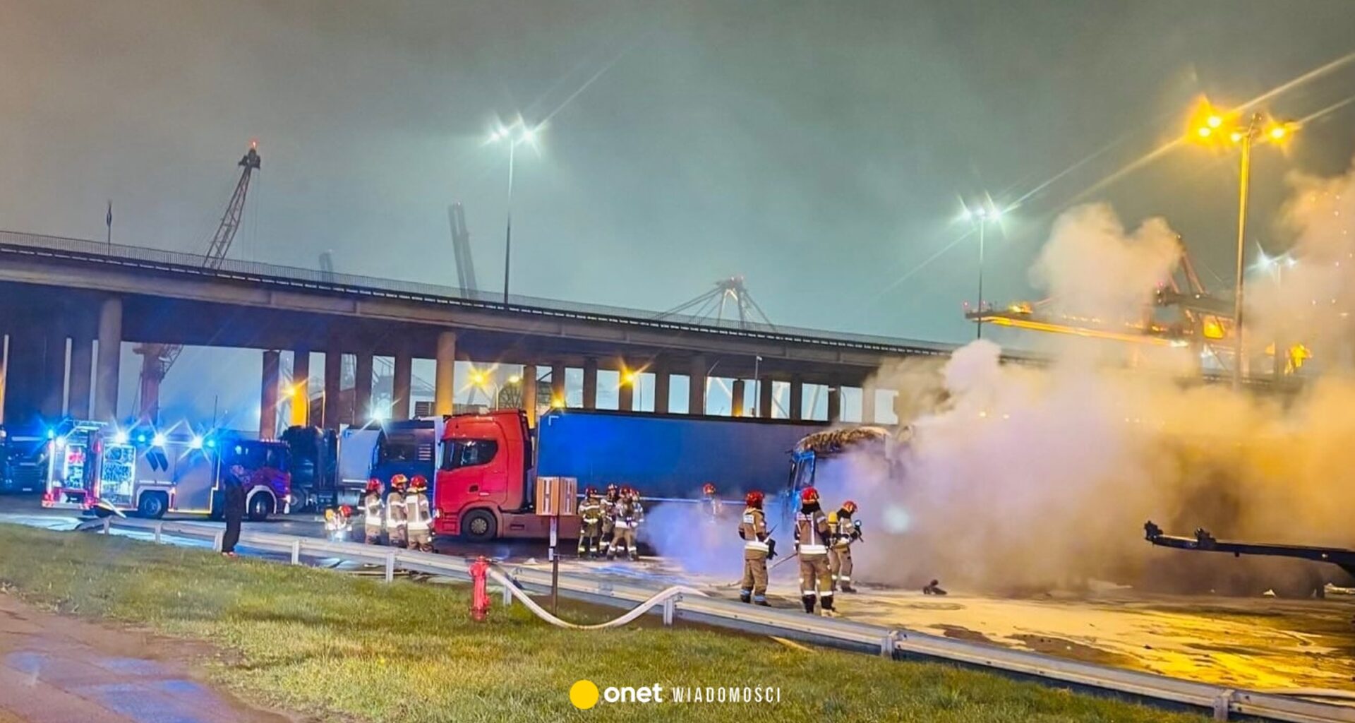 Pożar ciężarówki przy terminalu w Gdyni. W środku służby znalazły ciało