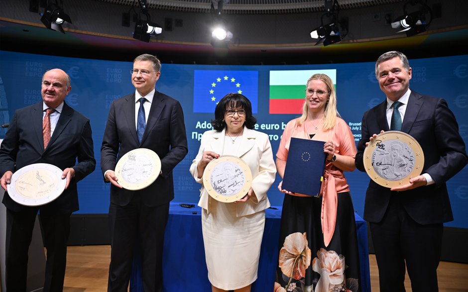 Wiceprezes Europejskiego Banku Centralnego Luis de Guindos, komisarz UE Valdis Dombrovskis, wicepremier i minister finansów Bułgarii Temenużka Petkowa, minister gospodarki Danii Stephanie Lose i przewodniczący Eurogrupy Paschal Donohoe podczas ceremonii podpisania umowy świętującej ostatnie etapy przystąpienia Bułgarii do strefy euro, Bruksela, 8 lipca 2025 r. 