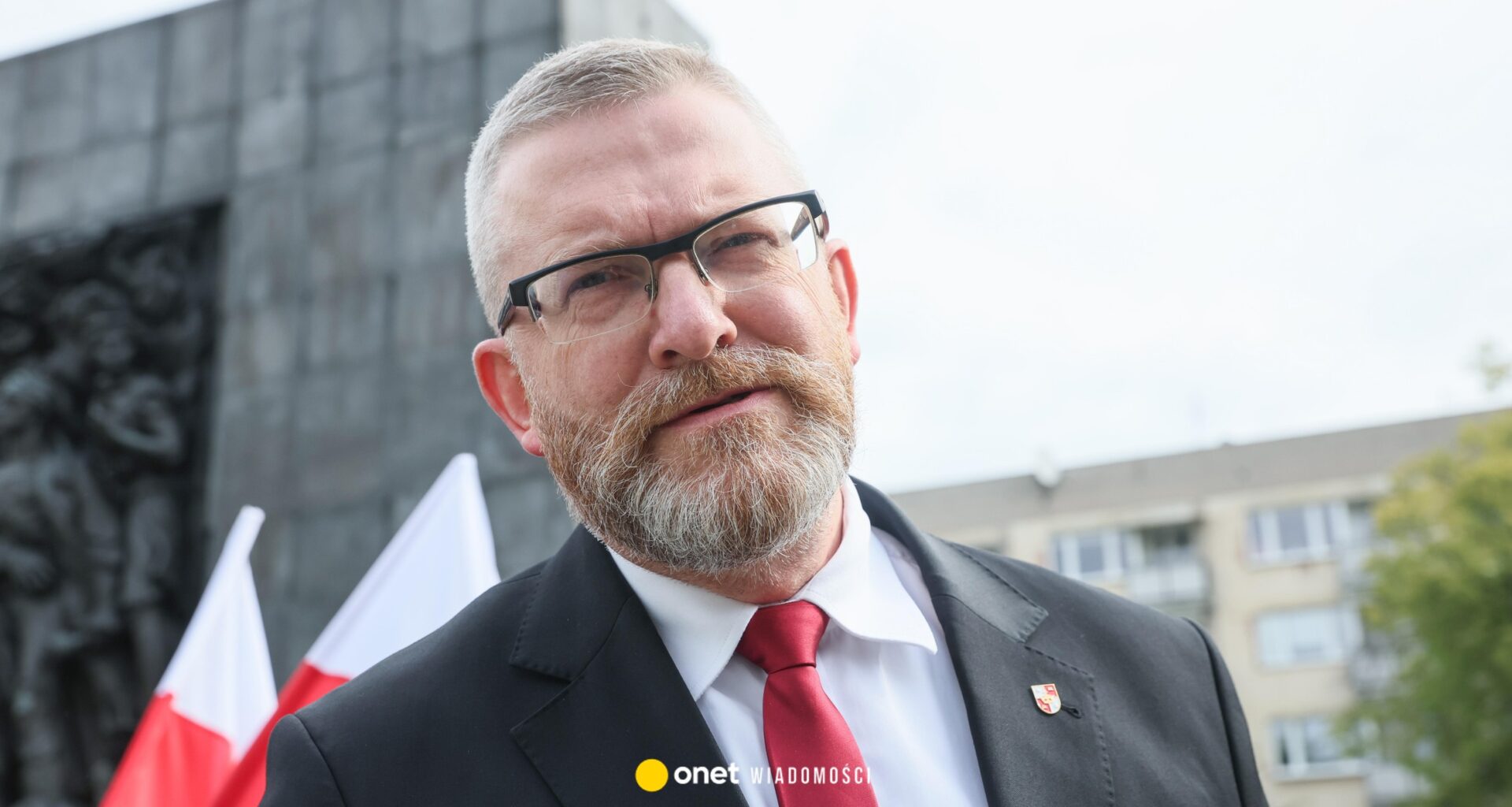 Polacy zabrali głos w sprawie ewentualnej delegalizacji partii Brauna. Nowy sondaż