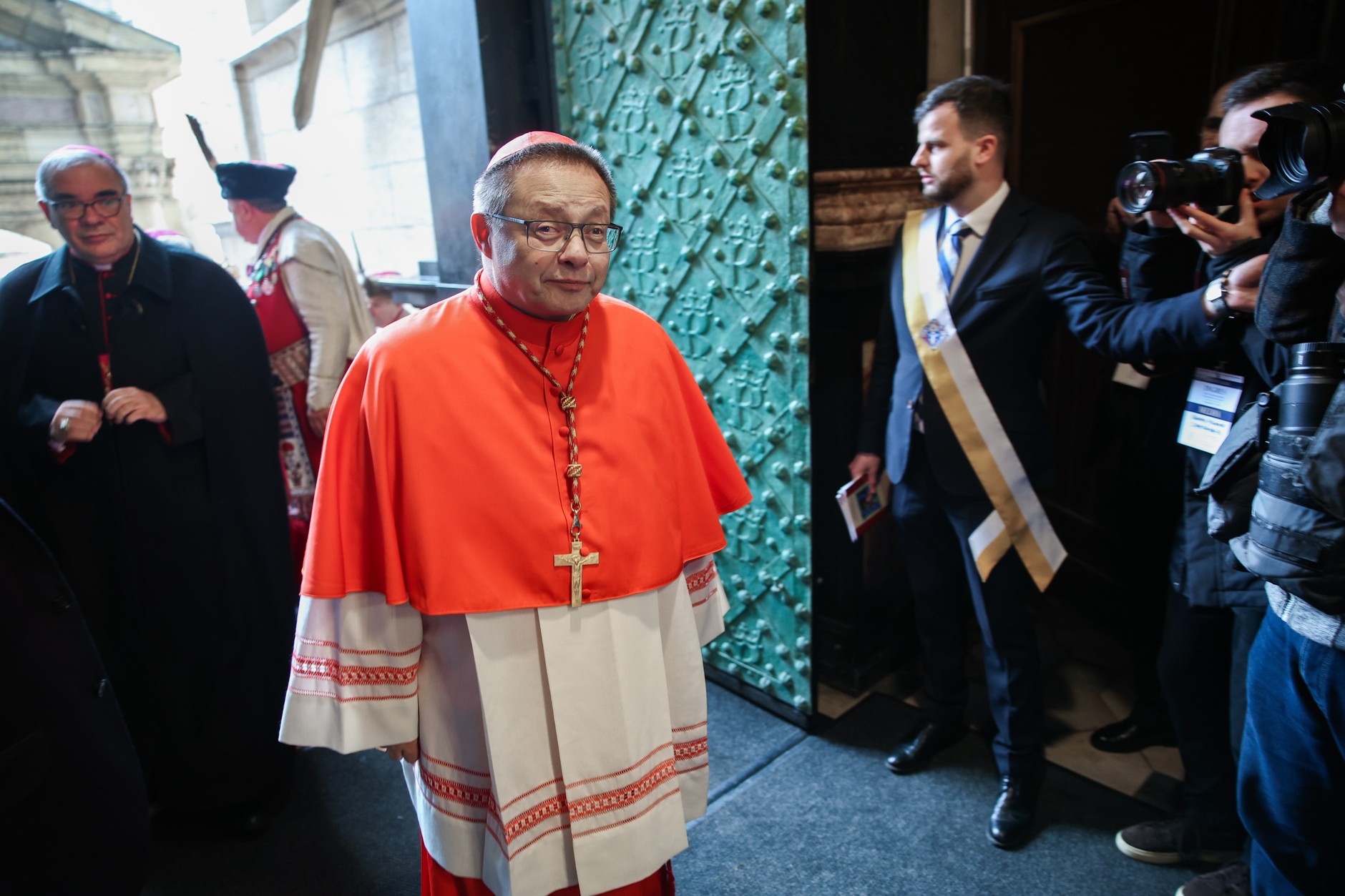  Kard. Grzegorz Ryś wchodzi do katedry wawelskiej