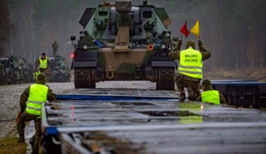 Armatohaubica Krab należąca do 5. Lubuskiego Pułku Artylerii podczas załadunku na platformę kolejową.