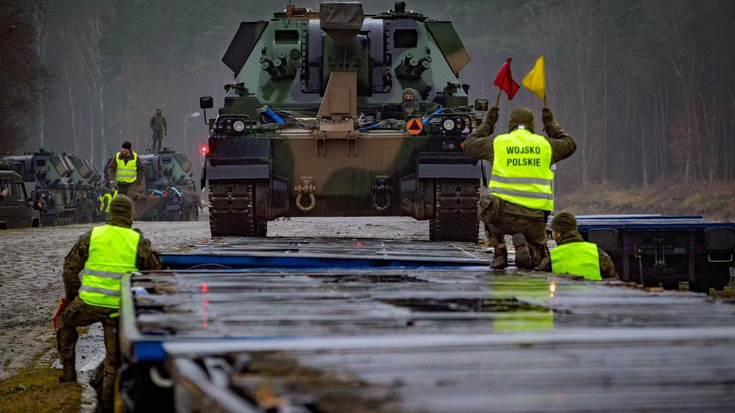 Armatohaubica Krab należąca do 5. Lubuskiego Pułku Artylerii podczas załadunku na platformę kolejową.