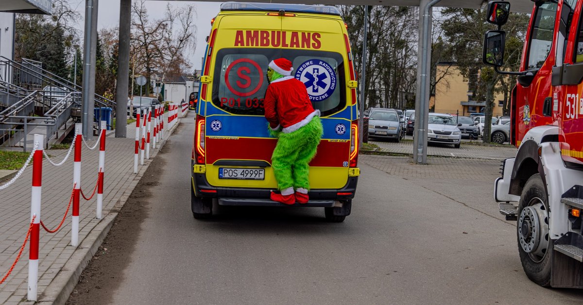Te zdjęcia podbiły internet! Strażacy zrobili coś niezwykłego dla dzieci uwięzionych w szpitalu na święta
