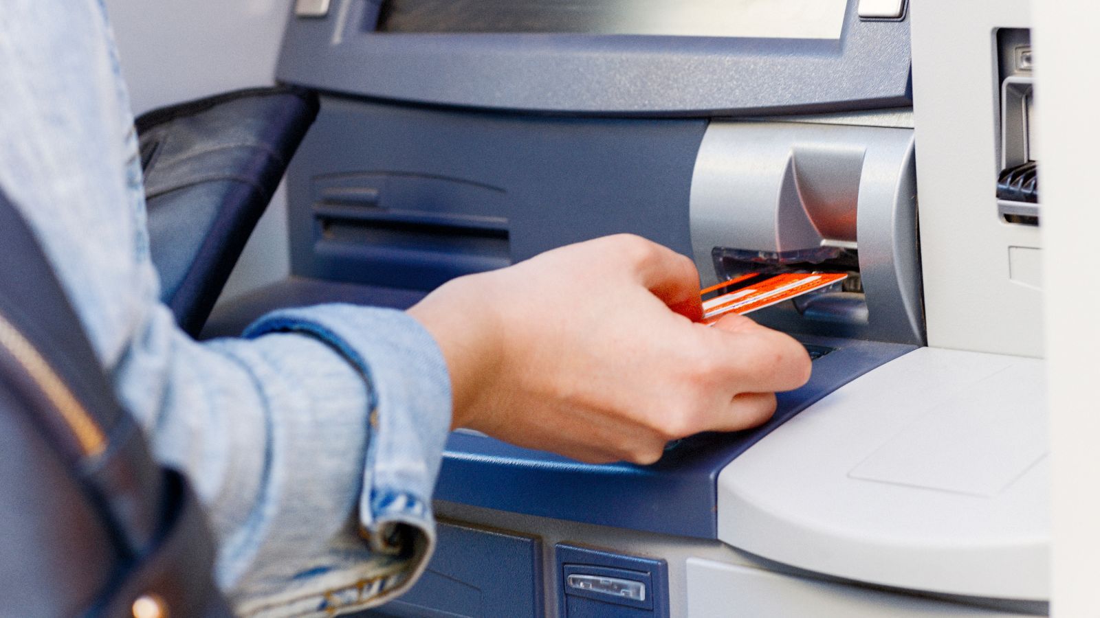 Ważne zmiany w korzystaniu z bankomatów. Na tych podwyżkach ucierpią klienci