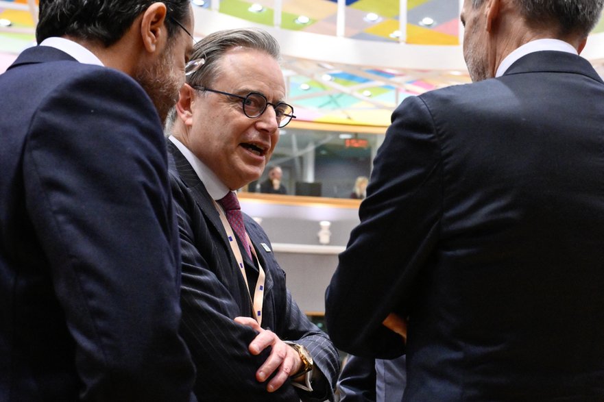 Premier Belgii Bart De Wever przed posiedzeniem Rady Europejskiej w Brukseli. 18 grudnia 2025 r.