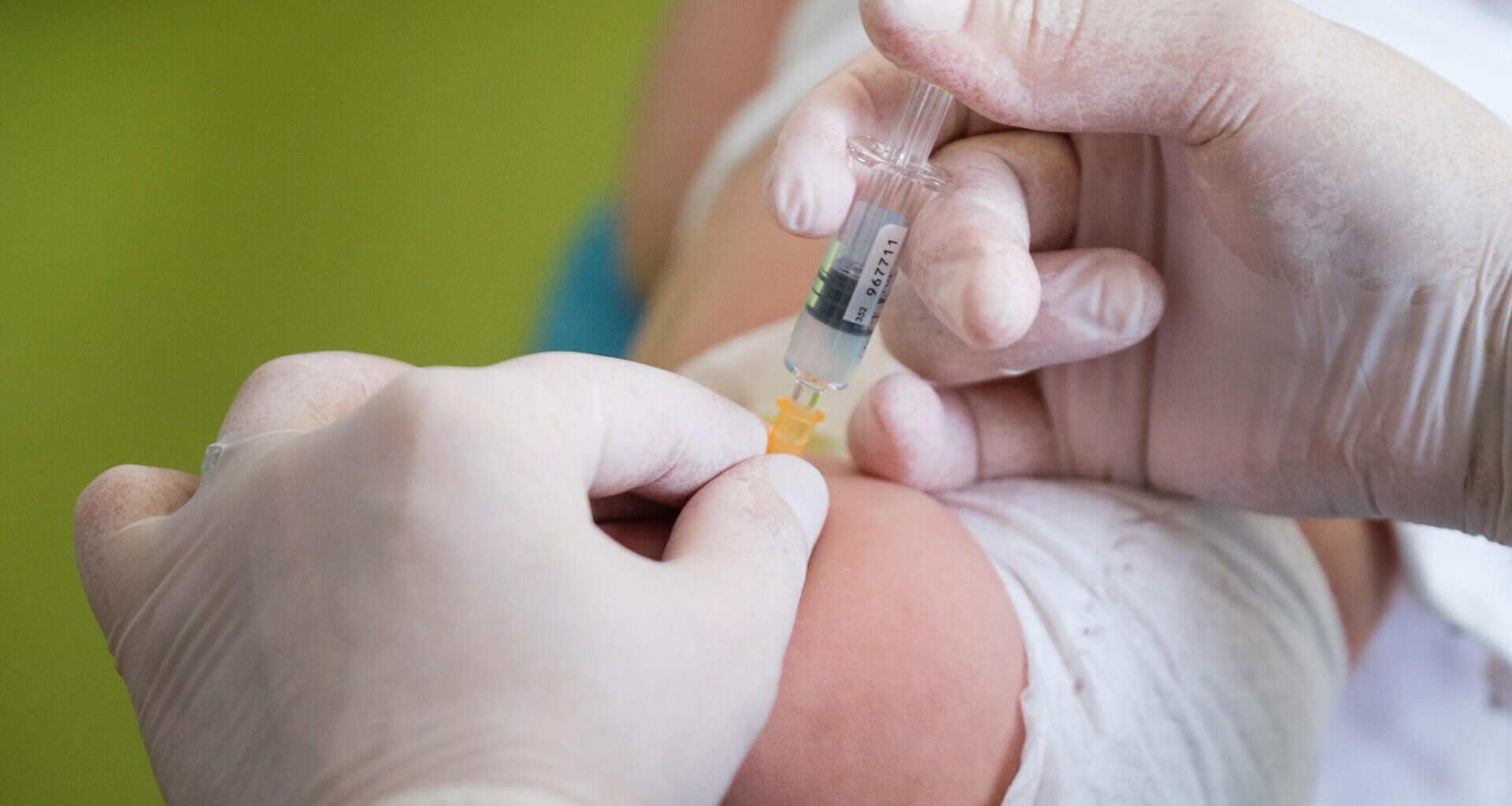 Czym grozi podanie przeterminowanej szczepionki? Ekspert nie ma wątpliwości