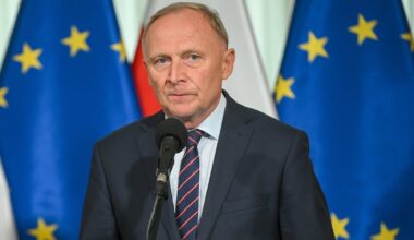 Pobicie kibiców na S8. Wiceminister komentuje. "Są pierwsi zatrzymani" - Onet