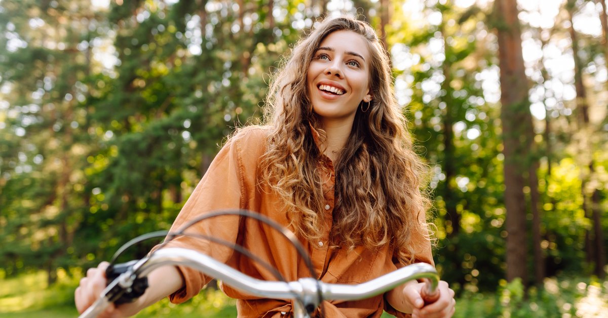 Dla AI idealna kobieta jest młoda i ma jasne włosy