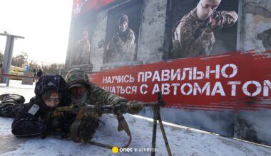 Dzieci w maskach przeciwgazowych, "kieszonkowy szpieg" i mapy bez granic. Tak wygląda codzienność w państwie Putina