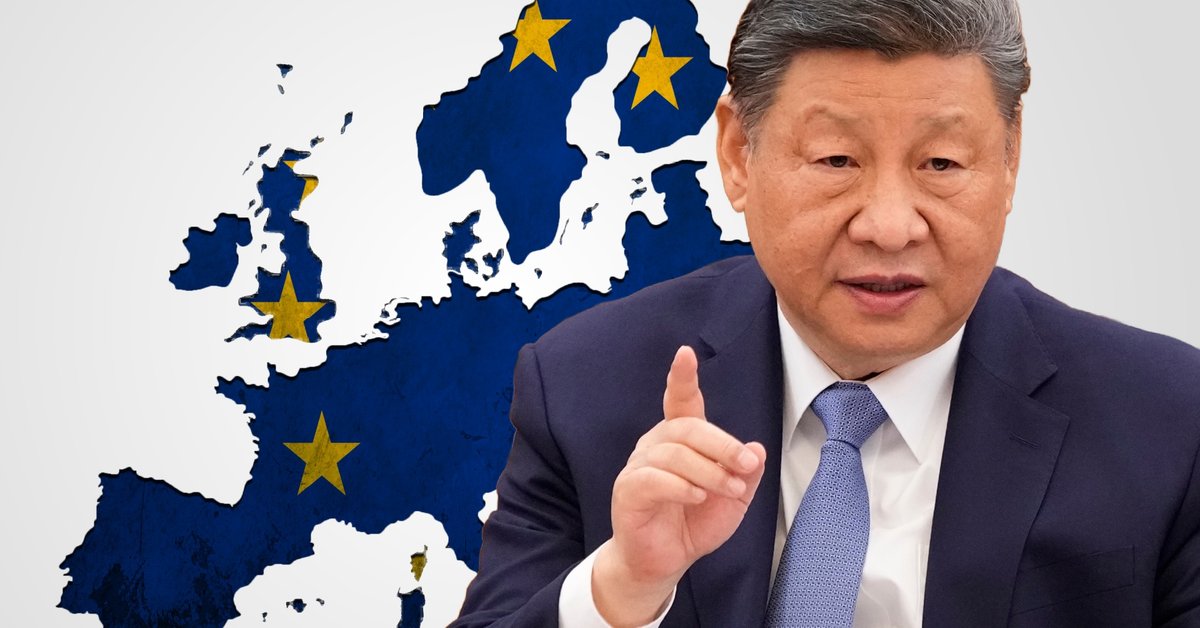 Przywódca Chin Xi Jinping w Pekinie w Chinach, 28 marca 2025 r. W tle grafika uwzględniająca mapę Europy i flagę Unii Europejskiej