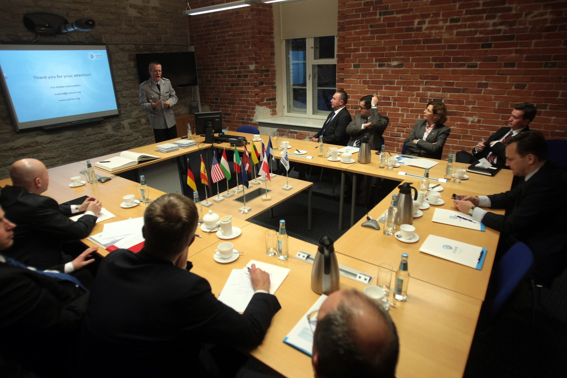 Minister spraw zagranicznych RP Radosław Sikorski (P) podczas wizyty w Centrum Kompetencyjnym ds. Obrony Teleinformatycznej (Cooperative Cyber Centre of Excellence: CCDCOE) w Tallinie, Estonia, 10 grudnia 2010 r.