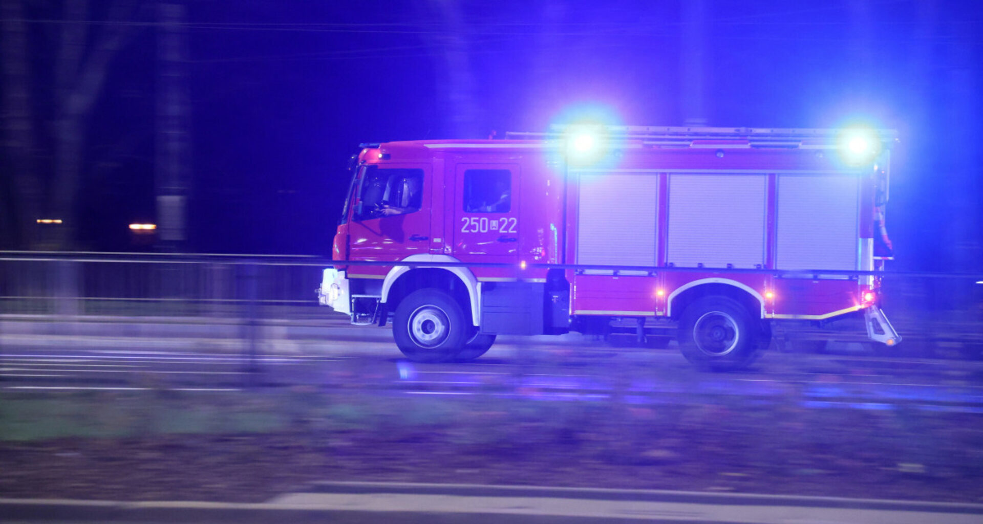 Dramat w Radzewie. Kobieta wpadła z dzieckiem do stawu. Trwa akcja ratunkowa