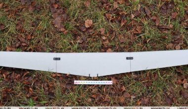 Skrzydło litewskiego drona Hornet ER, który 29 listopada miał spaść w Grodnie. Zdjęcie: BiełTA