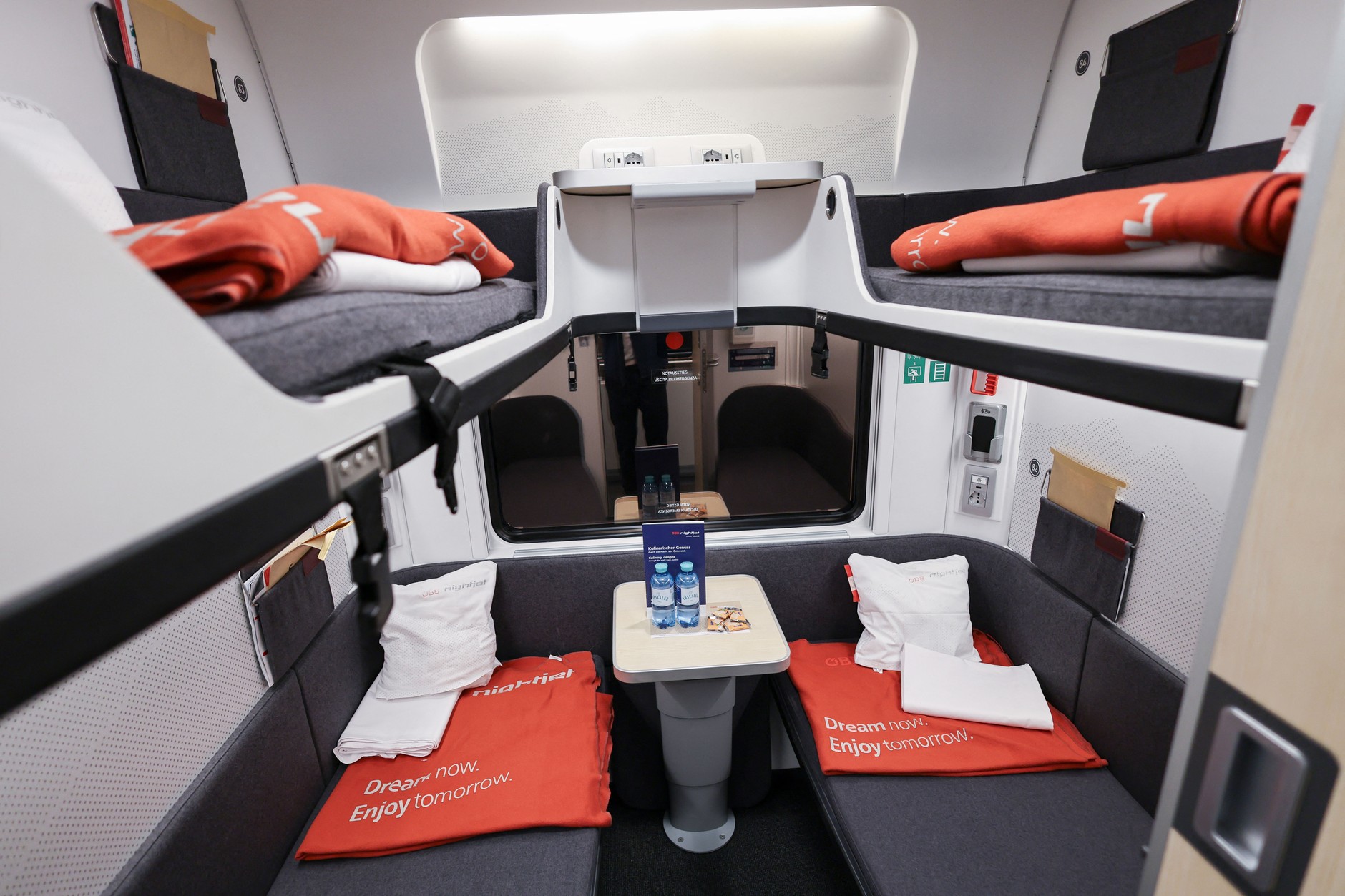 Przedział w wagonie sypialnym Nightjet, nocnego pociągu austriackich kolei federalnych (OEBB), 2 września 2025 r.
