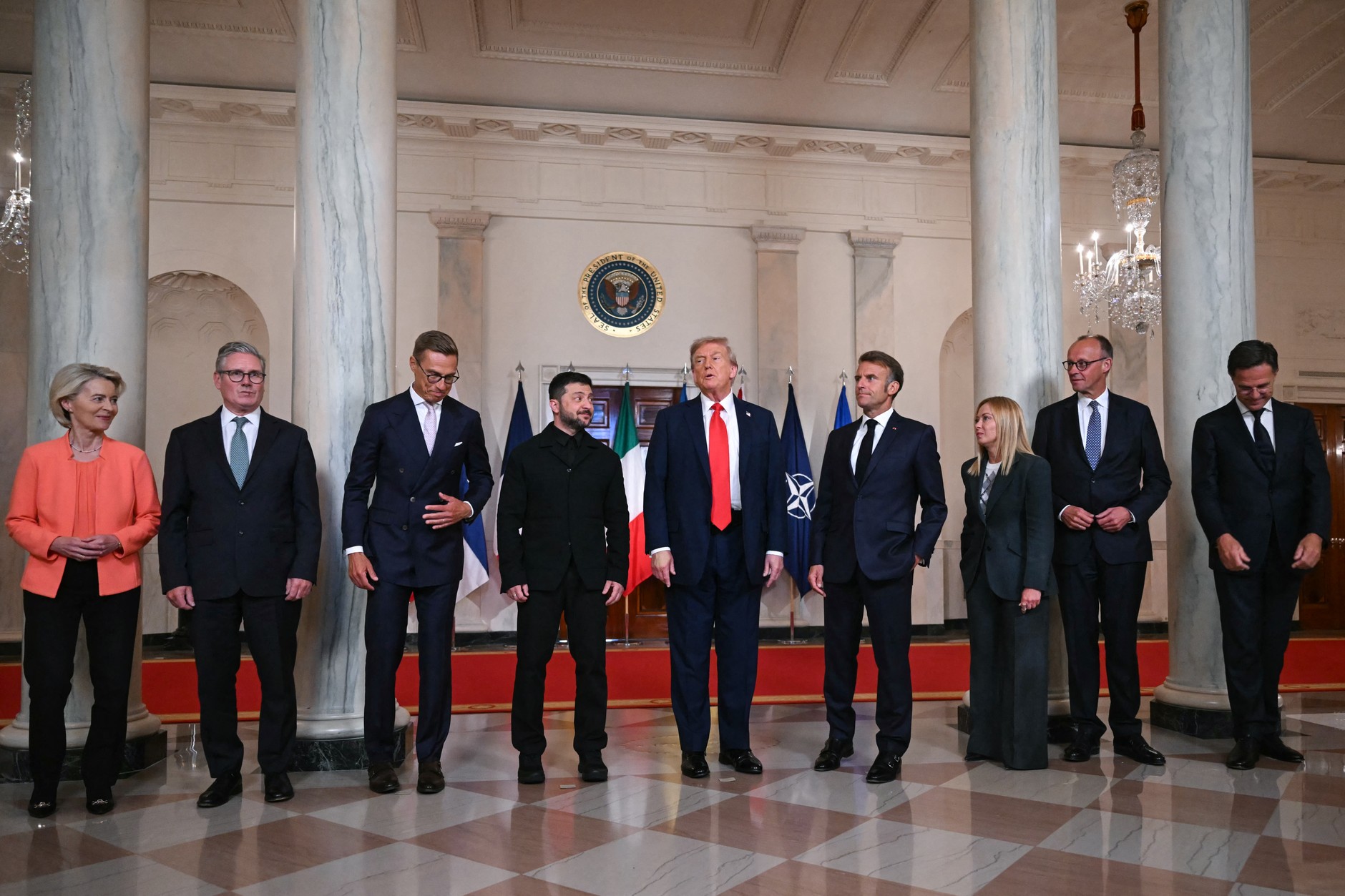 Od lewej: szefowa KE Ursula von der Leyen, premier W. Brytanii Keir Starmer, prezydent Finlandii Alexander Stubb, prezydent Ukrainy Wołodymyr Zełenski, prezydent USA Donald Trump, prezydent Francji Emmanuel Macron, premier Włoch Giorgia Meloni, kanclerz Niemiec Friedrich Merz i sekretarz generalny NATO Mark Rutte