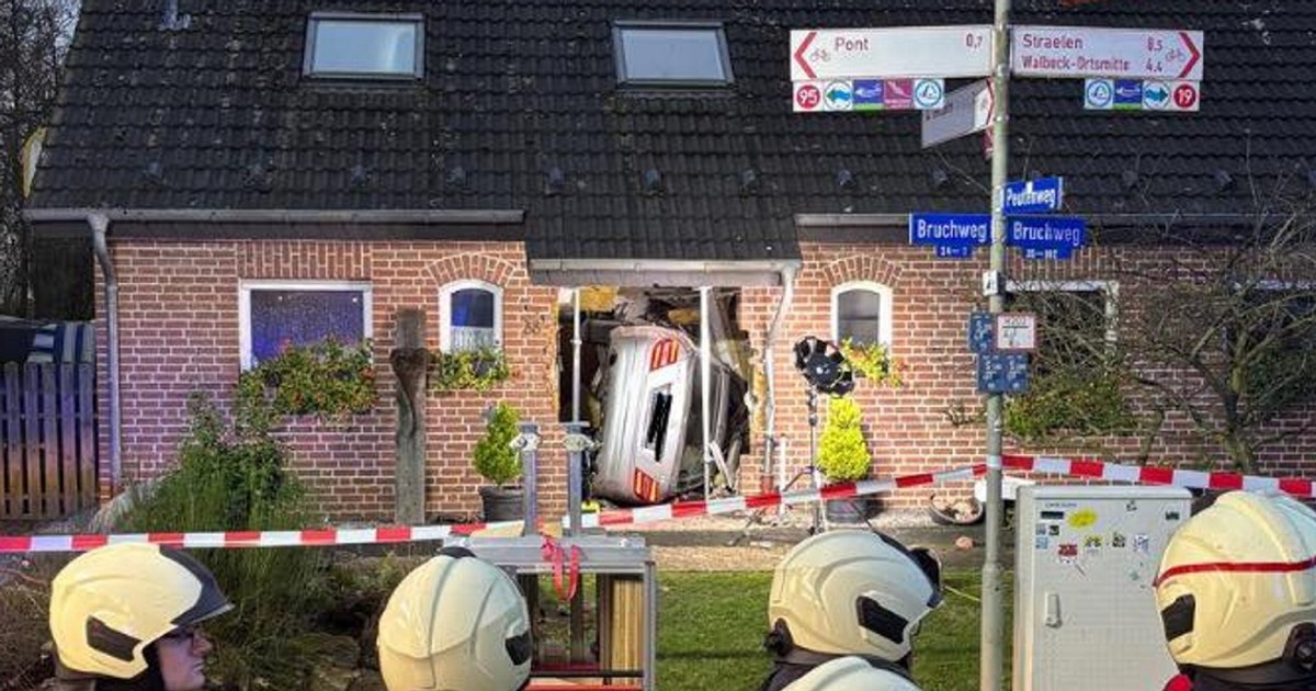 Mercedes wjechał do domu w Geldern. 22-latek zatrzymał się w korytarzu