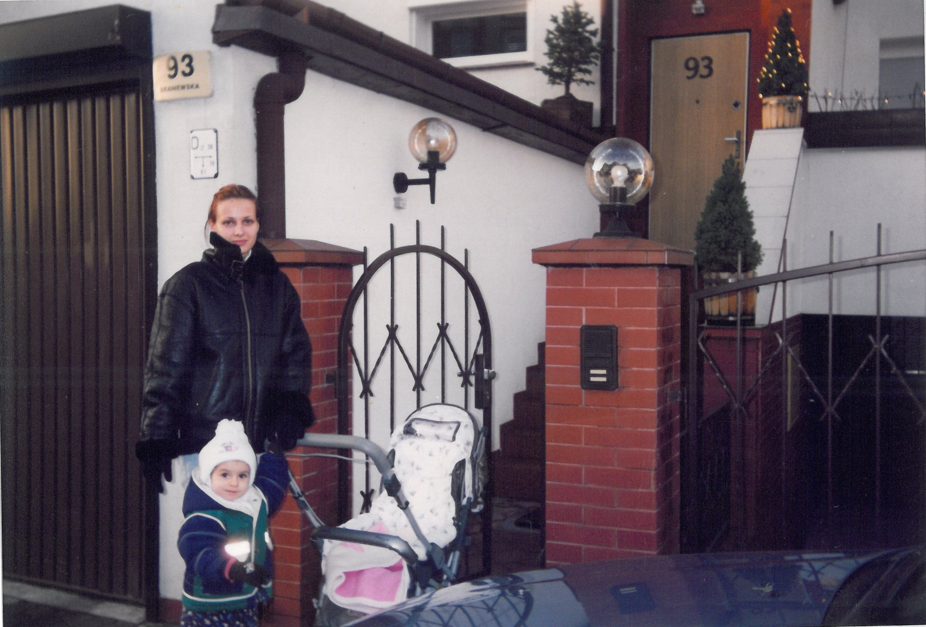 Agnieszka z córką przed domem, przed którym została zamordowana