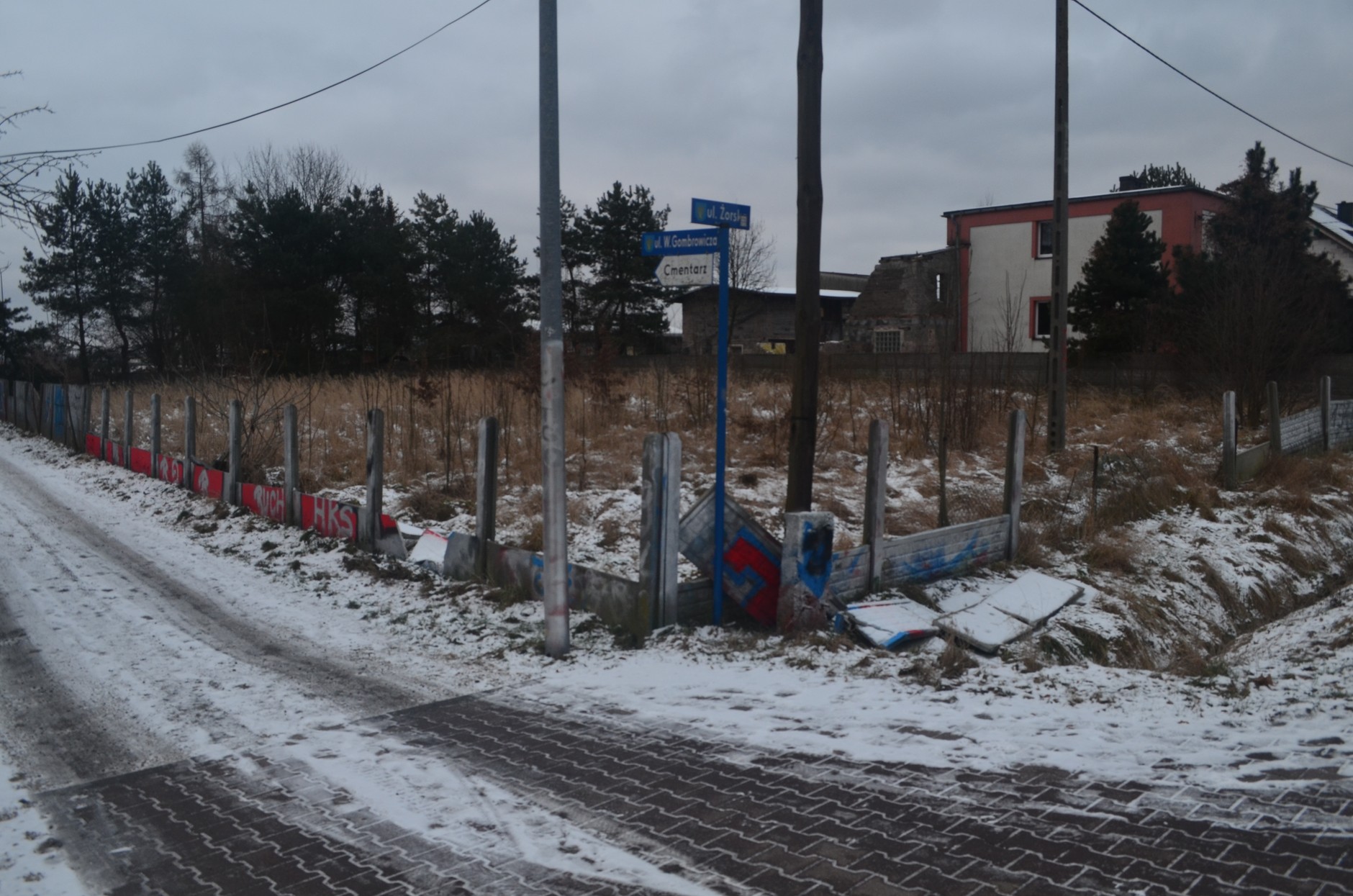 Zdewastowany płot w Zazdrości