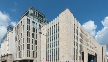 Nielegalna kopalnia kryptowalut w Naczelnym Sądzie Administracyjnym w Warszawie. Sprawcy usłyszeli zarzuty