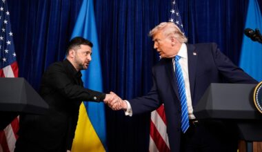 Donald Trump i Wołodymyr Zełenski podczas wspólnej konferencji prasowej w Mar-a-Lago