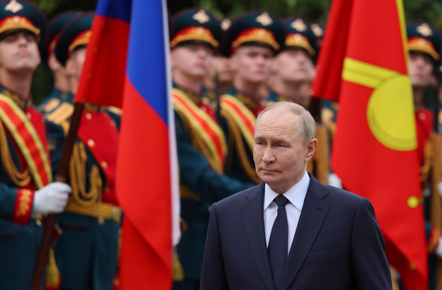 Prezydent Rosji Władimir Putin podczas ceremonii złożenia wieńców pod Pomnikiem Nieznanego Żołnierza przy murze Kremla, Moskwa, Rosja, 22 czerwca 2025 r.