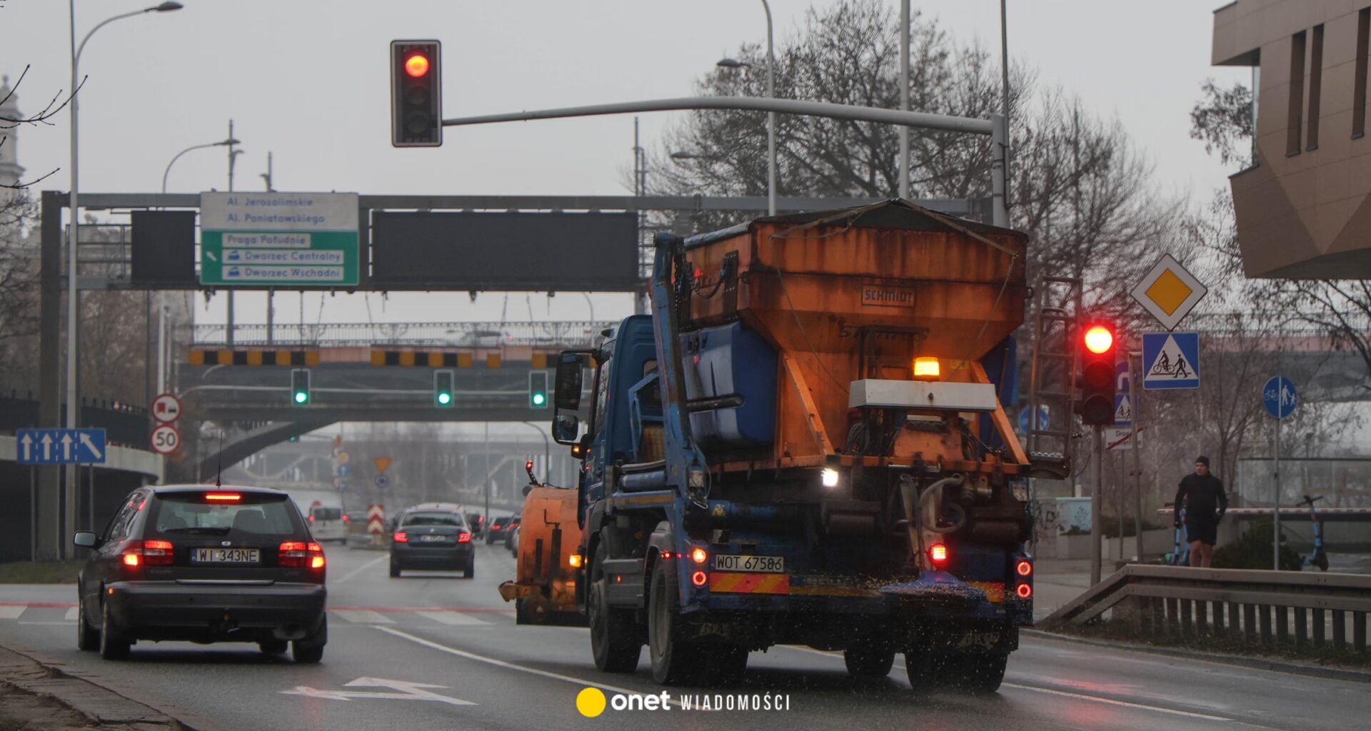 Drogowy armagedon w Warszawie. Potężna gołoledź na ulicach, nagrania w sieci