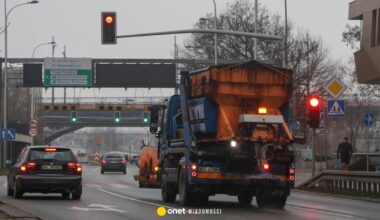 Drogowy armagedon w Warszawie. Potężna gołoledź na ulicach, nagrania w sieci