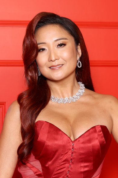 Ashley Park we fryzurze w stylu cherry cola w 2025 r.