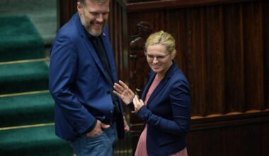 Adrian Zandberg i Barbara Nowacka w studiu Telewizji Polskiej przed rozpoczęciem debaty telewizyjnej przedstawicieli ośmiu ogólnopolskich komitetów wyborczych w 2015 r.